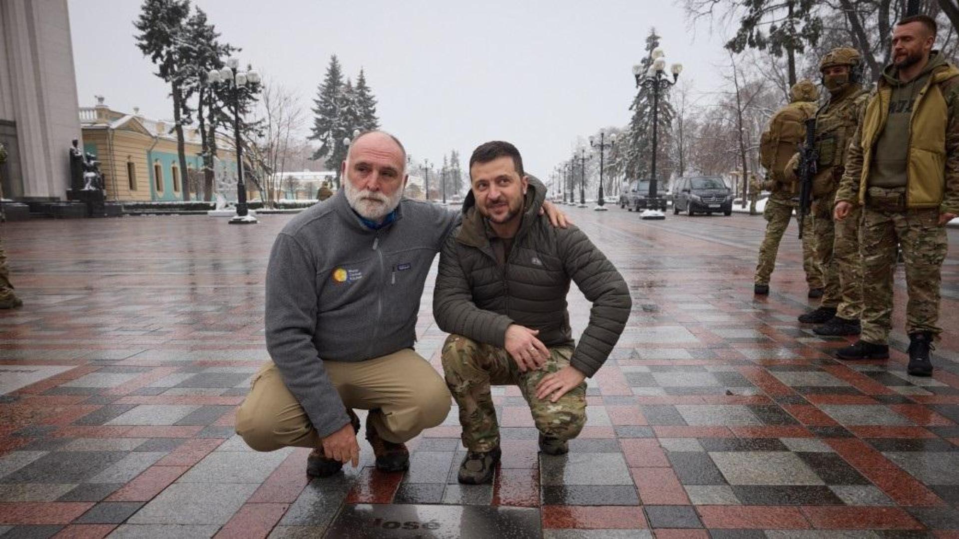 El presidente de Ucrania, Volodimir Zelenski, y el chef José Andrés, junto a la placa en su honor en Kiev

PRESIDENCIA DE UCRANIA

21/11/2022