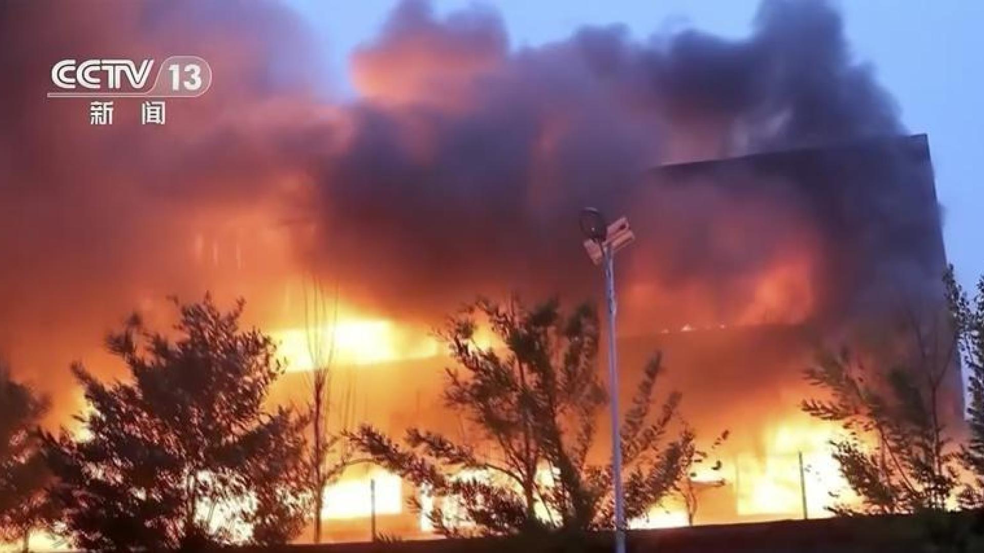 Imagen del incendio que ha afectado a una planta tecnológica en la ciudad china de Anyang