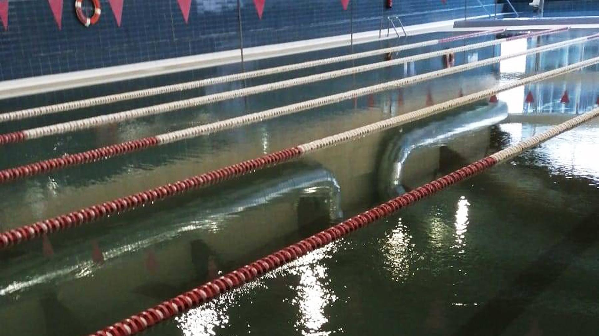 El agua verde en la piscina cubierta de Zizur Mayor