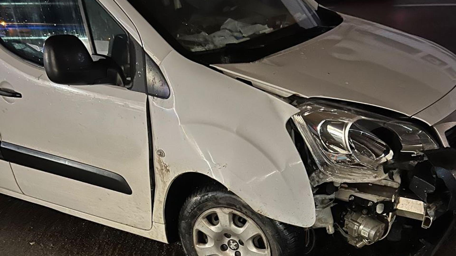 Una furgoneta choca contra una farola en Mutilva y su conductor da positivo en alcohol y cocaína