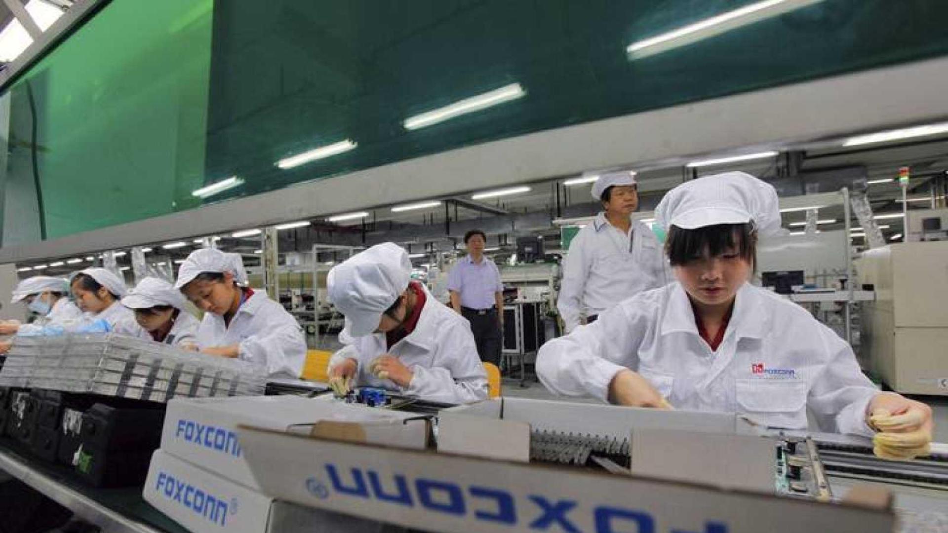Empleados en la línea de producción de una planta Foxconn