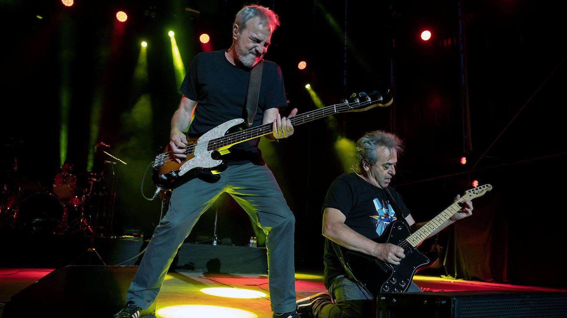El cantante y bajista del grupo Hombres G, David Summers (i), y el guitarrista Rafael Gutiérrez (d), durante un concierto en junio de 2021 en la Plaza de Toros de Murcia