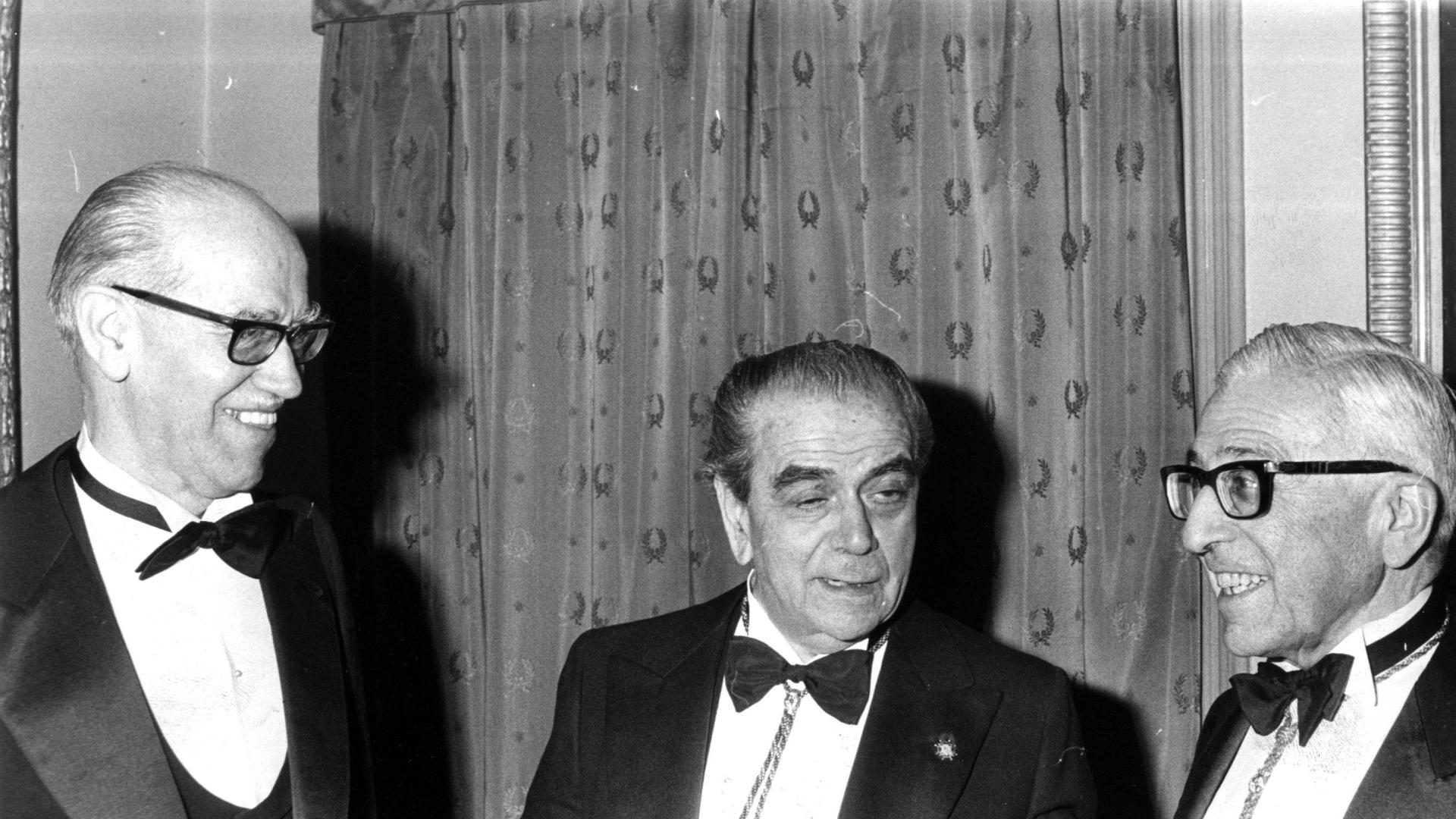 José María Lacarra, a la izquierda, junto a los profesores Pabón y García de Valdeavellano en la Academia de Historia