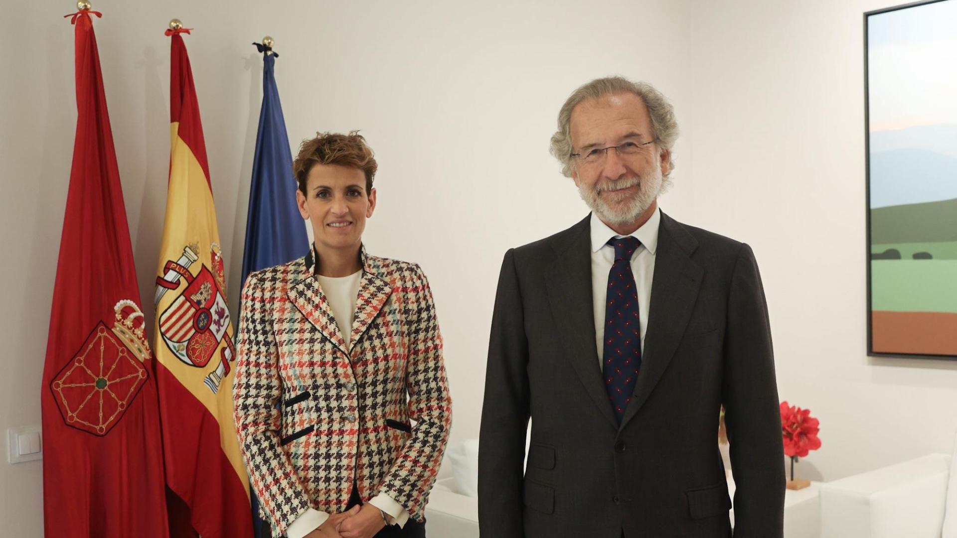 La presidenta Chivite y el director comercial de Endesa, Javier Uriarte, en el encuentro institucional