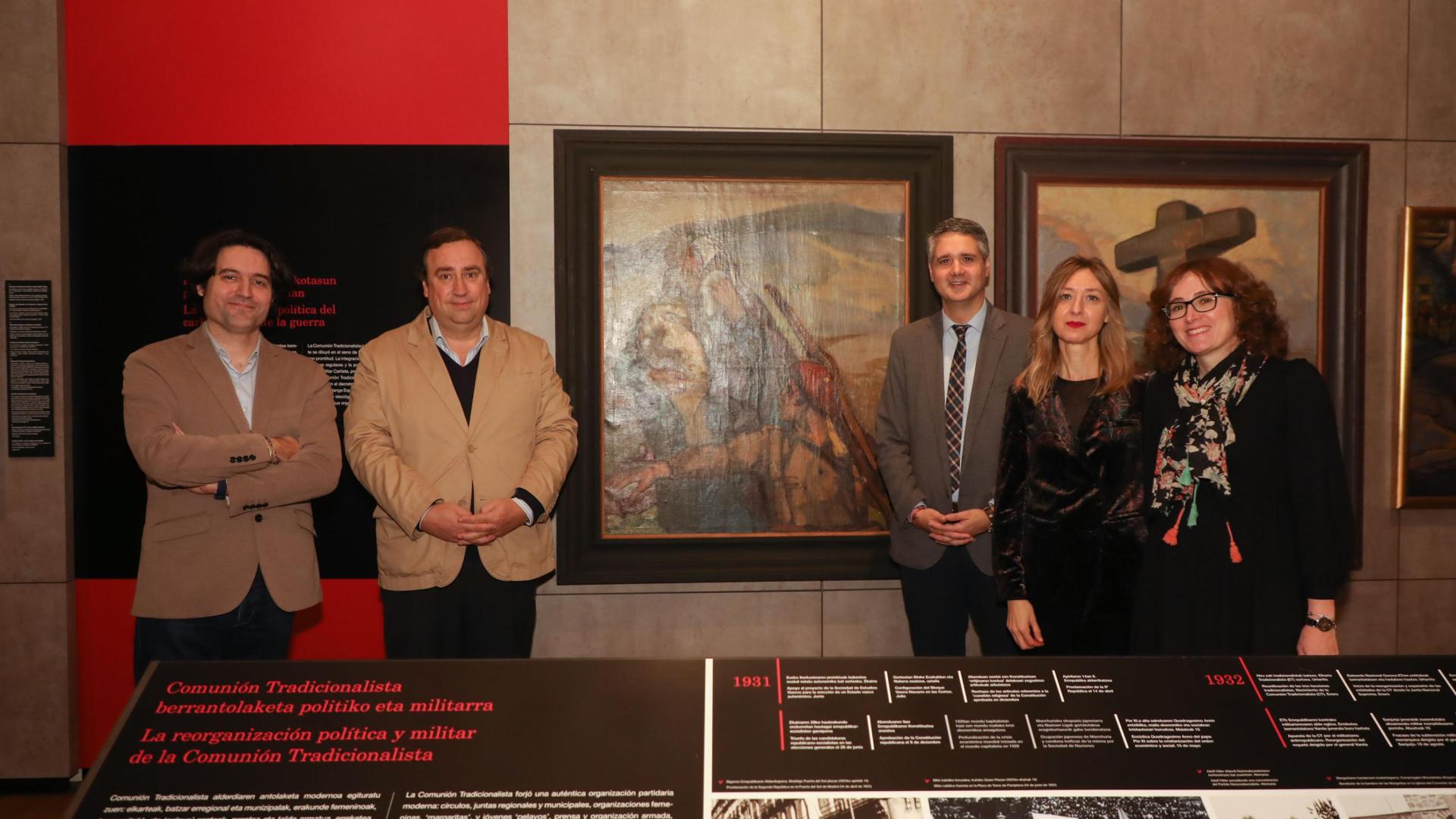 De izquierda a derecha: Iñaki Urricelqui, técnico del Museo del Carlismo; Íñigo Pérez de Rada, depositario de las obras; Ignacio Apezteguía, director general de Cultura; Celia Martín, jefa de la Sección de Museos; y Silvia Lizarraga, técnica del Museo del Carlismo.
