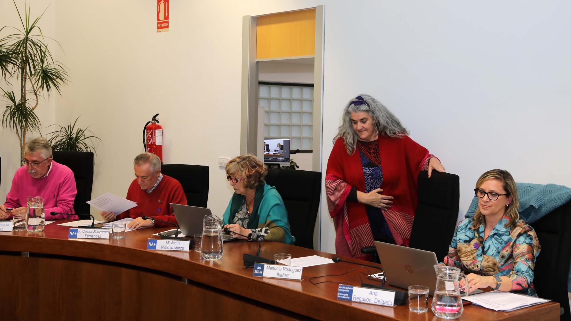 Manuela Rodríguez, de pie, ha tomado posesión de su cargo como concejal de AS Zizur