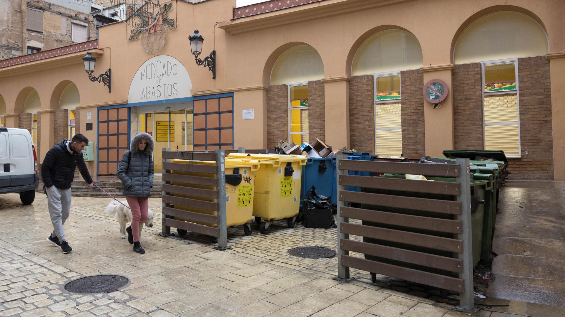 Fachada del Mercado de Abastos, con los contenedores