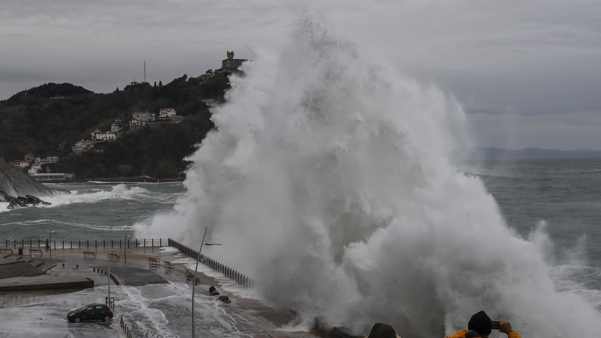 Una gran ola rompe en el Paseo Nuevo de San Sebastián