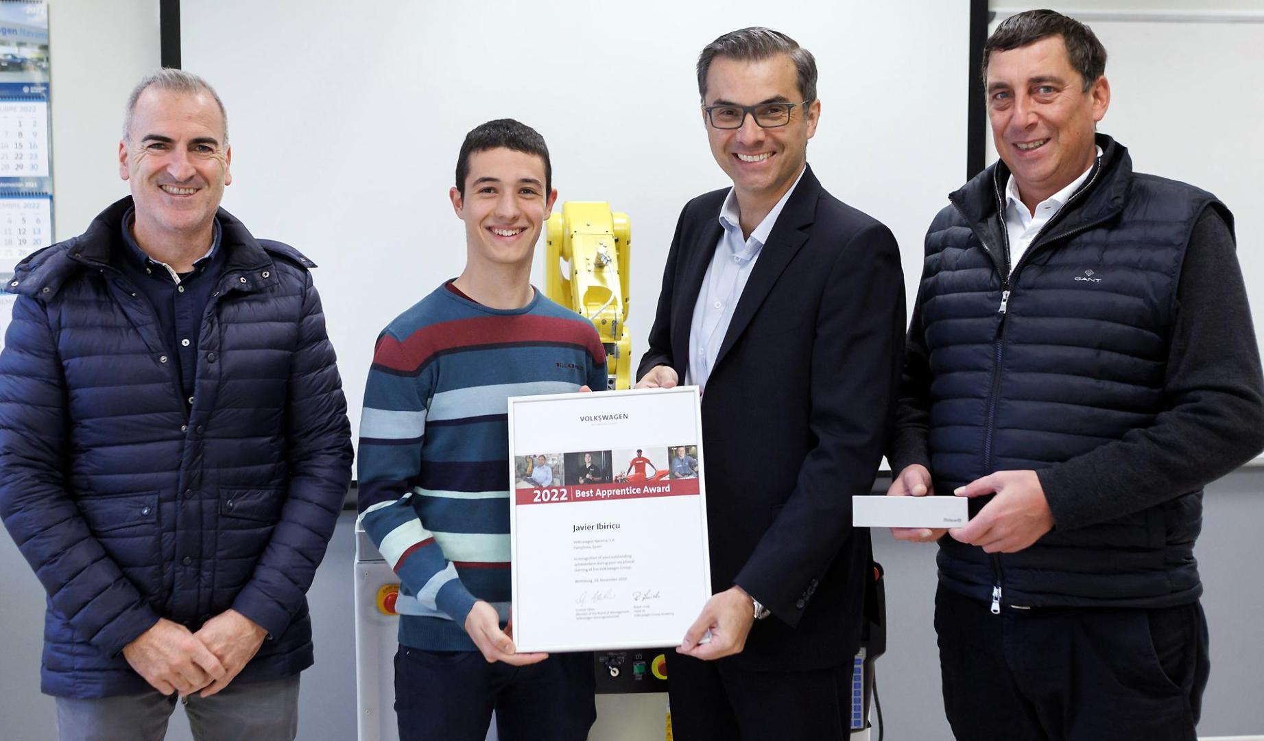 De izquierda a derecha, el presidente del Comité de Empresa de Volkswagen Navarra, Alfredo Morales; el Mejor Aprendiz 2022, Javier Ibiricu; el presidente de Volkswagen Navarra, Michael Hobusch; y el director de Recursos Humanos de la fábrica, Kai Feuerherdt