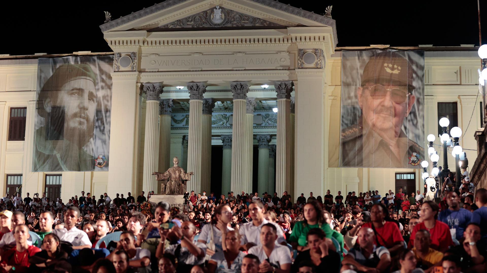 Cientos de cubanos participan en un acto de conmemoración hoy, durante el 6to aniversario de la muerte de Fidel Castro, en La Habana