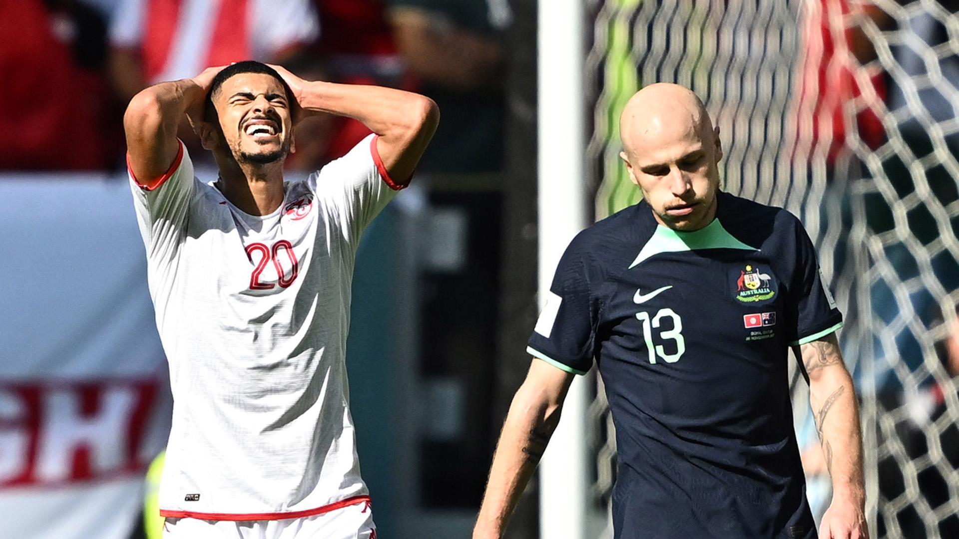 Mohamed Drager se lamenta tras fallar una ocasión, mientras Aaron Mooy resopla aliviado