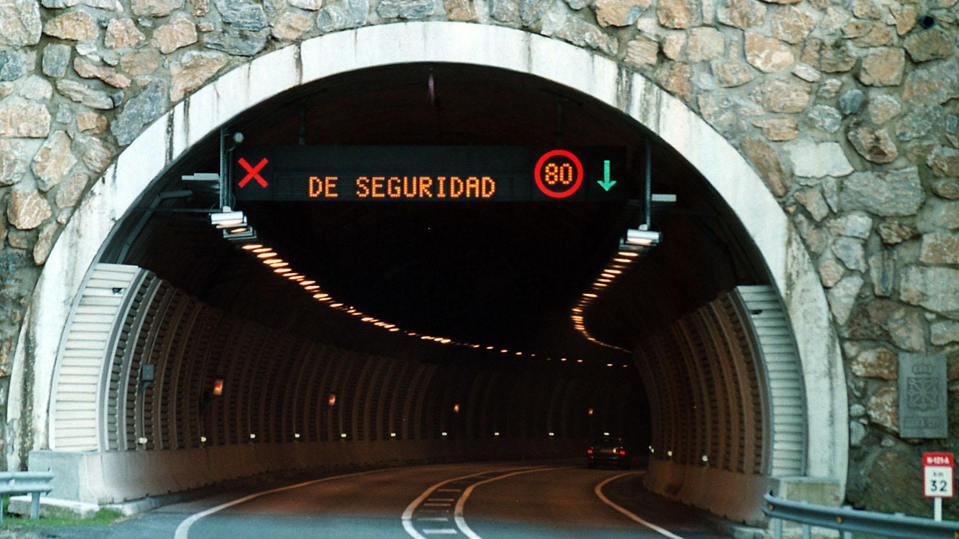 Cierre de los túneles de Belate en una foto de archivo de 1999.
