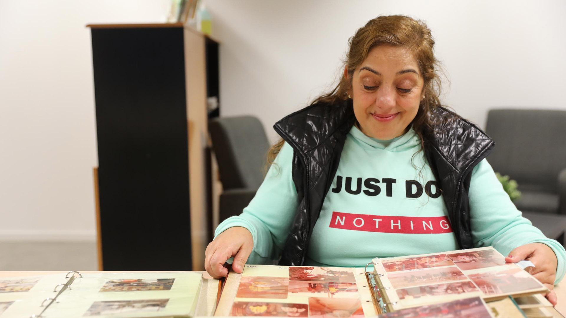 Reviviendo su historia ante un despliegue de imágenes, Saturnina Dos Santos De los Ángeles