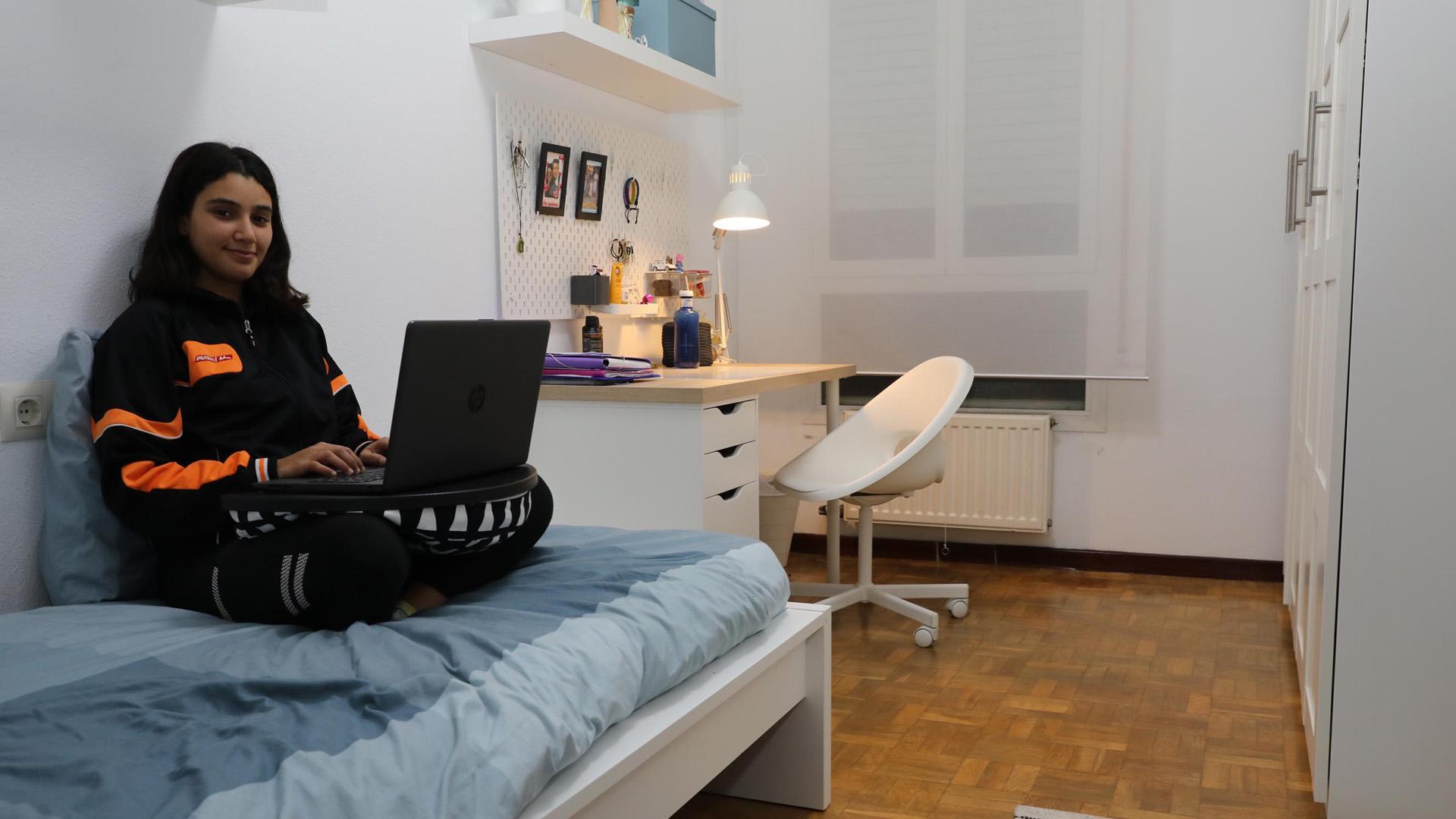 En su habitación, con un portátil, Chaimae Hamda
