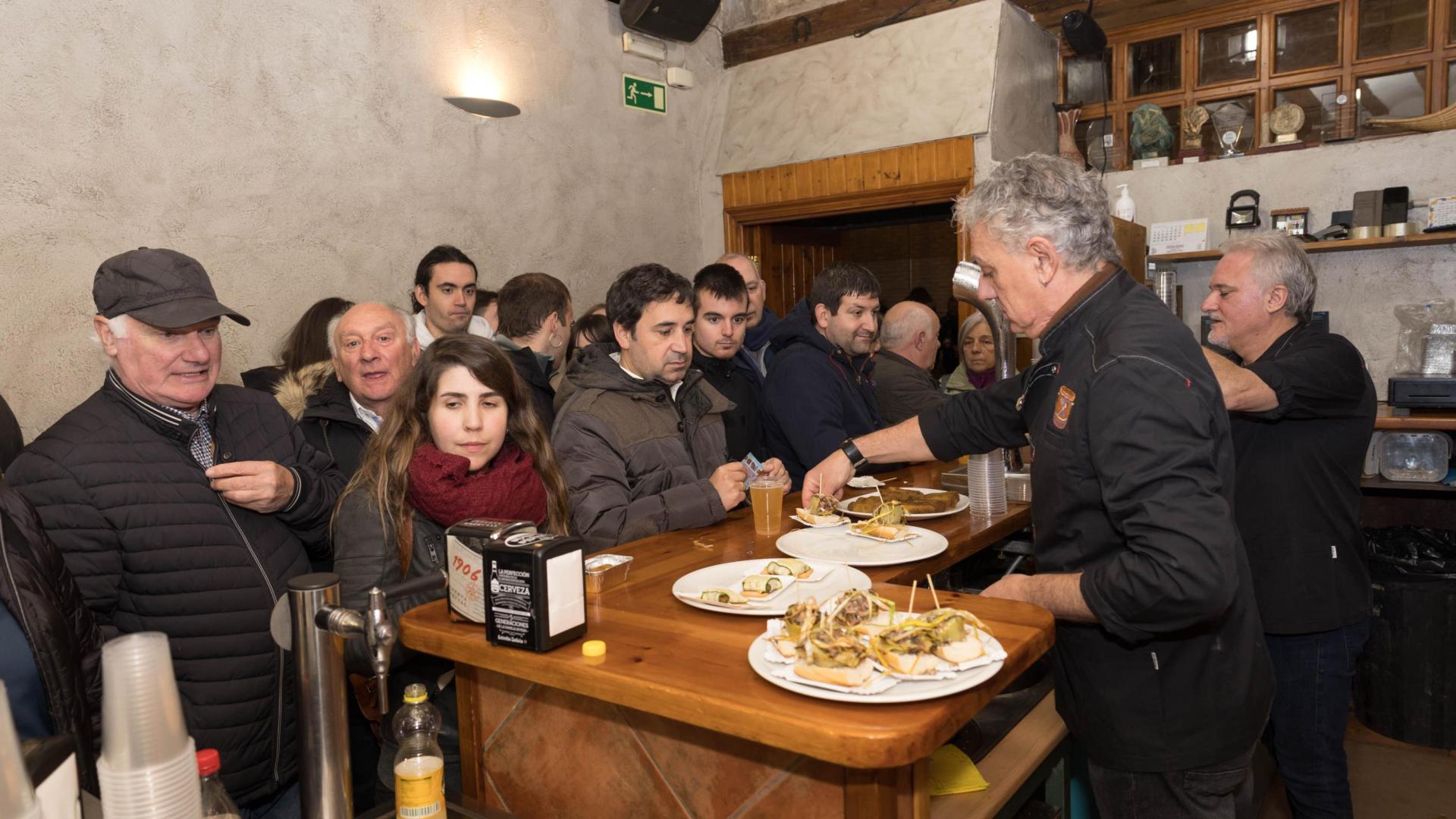 A: BLANCA ALDANONDO
F: 26/11/2022
P:
L: TUDELA
T: INVERDURA. DEGUSTACION POPULAR DE PINCHOS DE VERDURA DE INVIERNO EN LAS SOCIEDADES GASTRONOMICAS. CALDEREROS