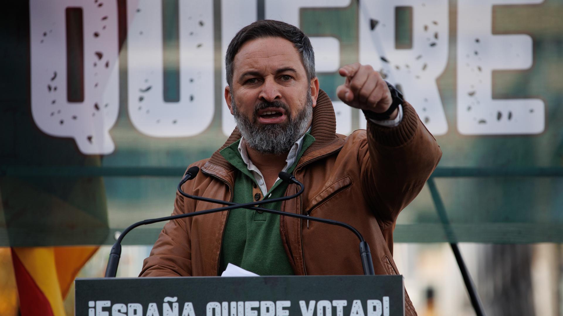 El líder de Vox, Santiago Abascal, interviene durante la protesta por la derogación del delito de sedición en Madrid