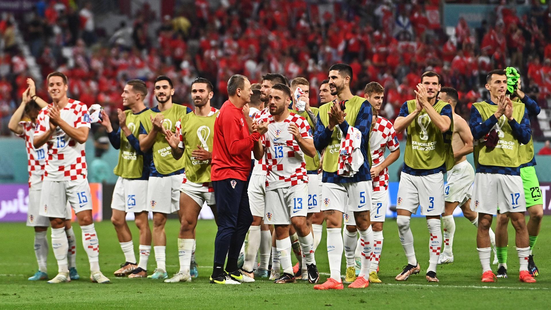 Budimir, a la derecha, aplaude junto a sus compañeros a los aficionados tras el Croacia-Canadá