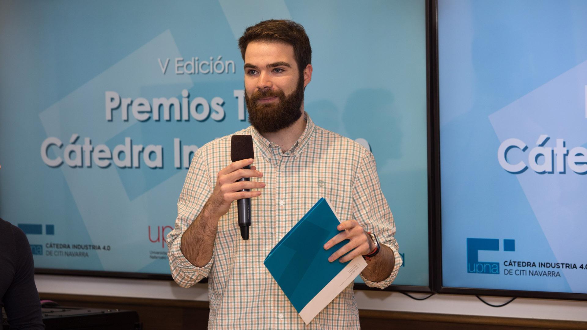 El ganador, José Javier Roldán, durante la entrega de premios