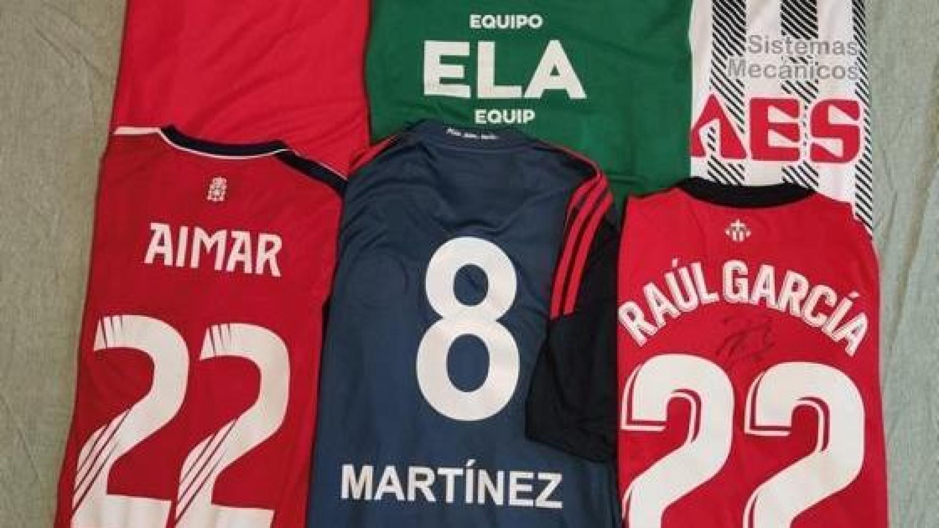 Camisetas de fútbol que se sortearán en el partido solidario