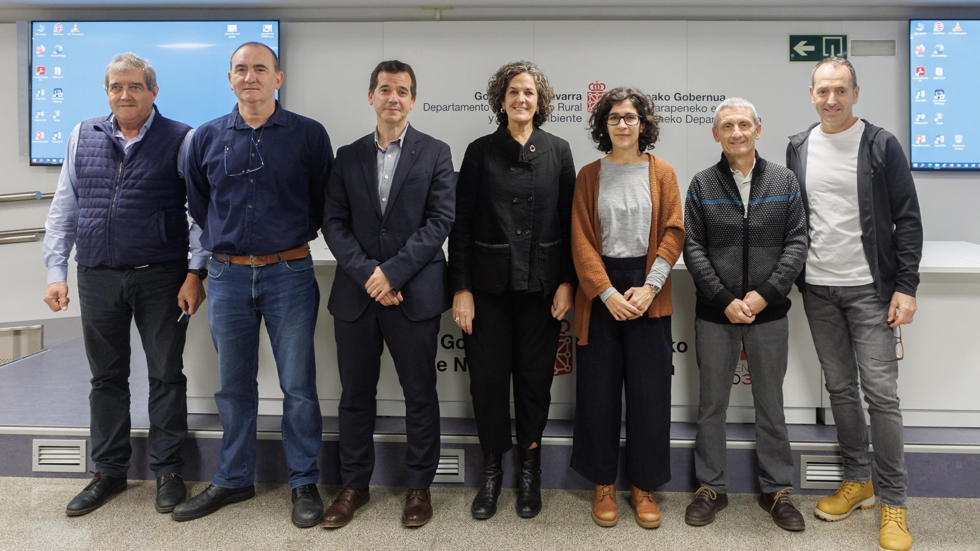 Juan Carlos Artazcoz, director del servicio de competitividad de Desarrollo Económico; Iñaki Apeztegia, jefe de sección de planificación energética; el consejero Mikel Irujo; la consejera; Itziar Gómez; la gerente de INTIA, Natalia Bellostas; Andrés Iñigo, técnico de la oficina de energías renovables de INTIA Alfonso Nieves, responsable de la oficina técnica de energías renovables