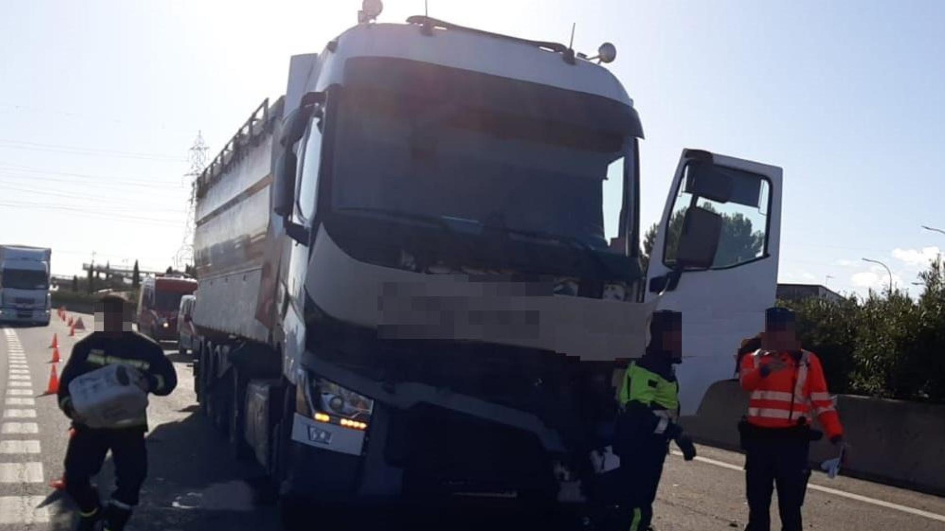 Imagen del camión implicado en el accidente con dos heridos en la A-68 en Tudela