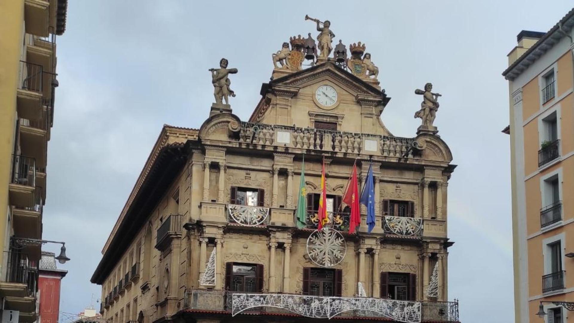 Imagen de la colocación de la luces de Navidad, este lunes en la plaza del Ayuntamiento