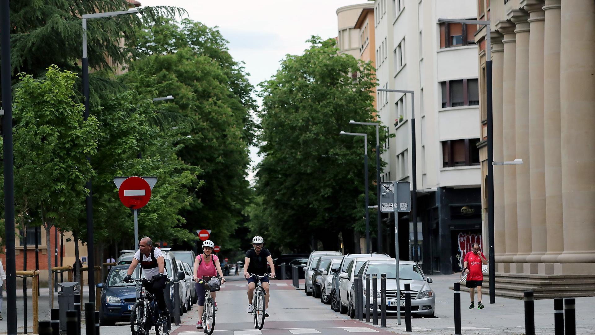 Varias bicicletas circulan por la calle San Fermín de Pamplona