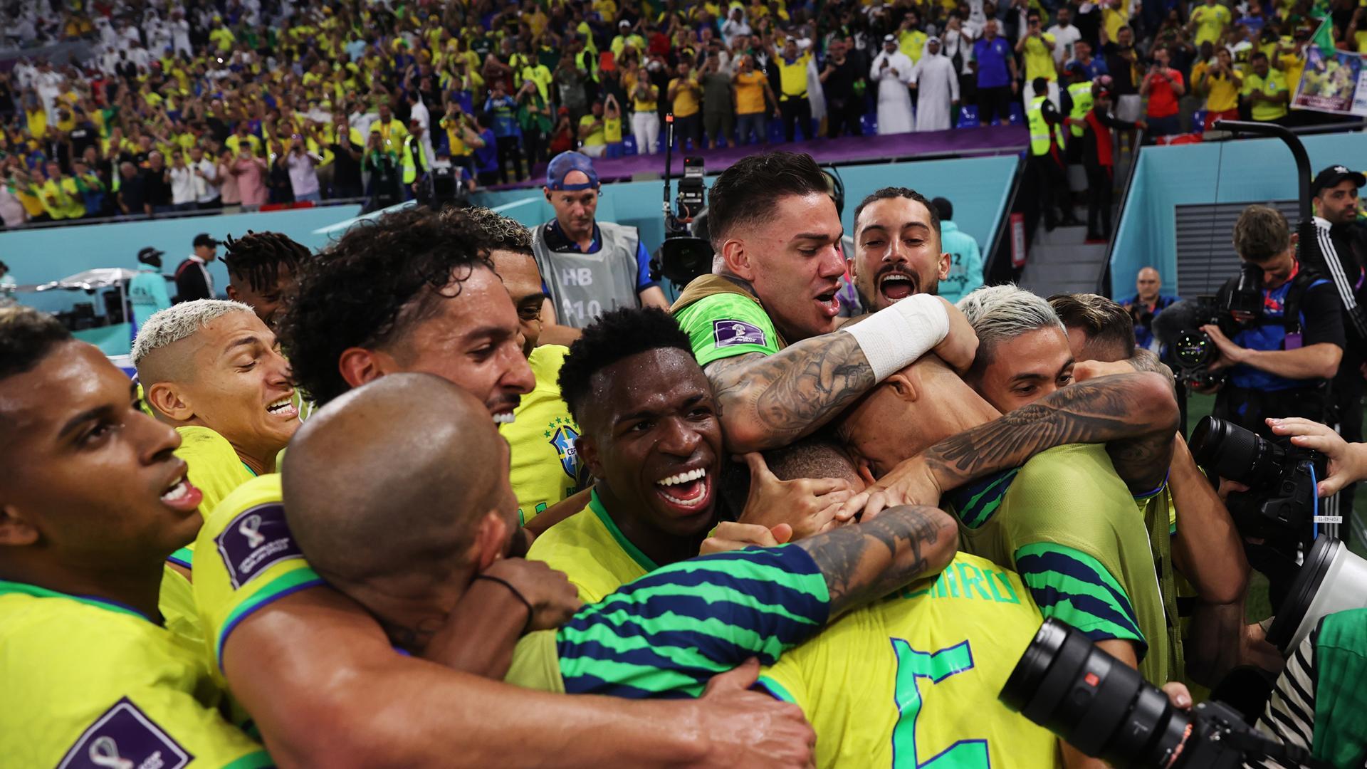 Los jugadores de Brasil celebran el gol