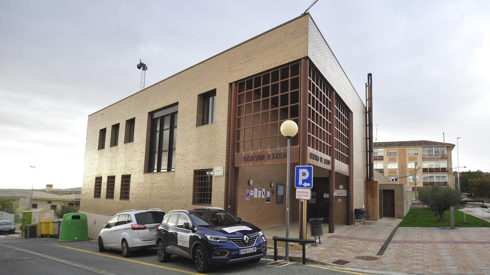 Vista exterior del consultorio médico de Larraga