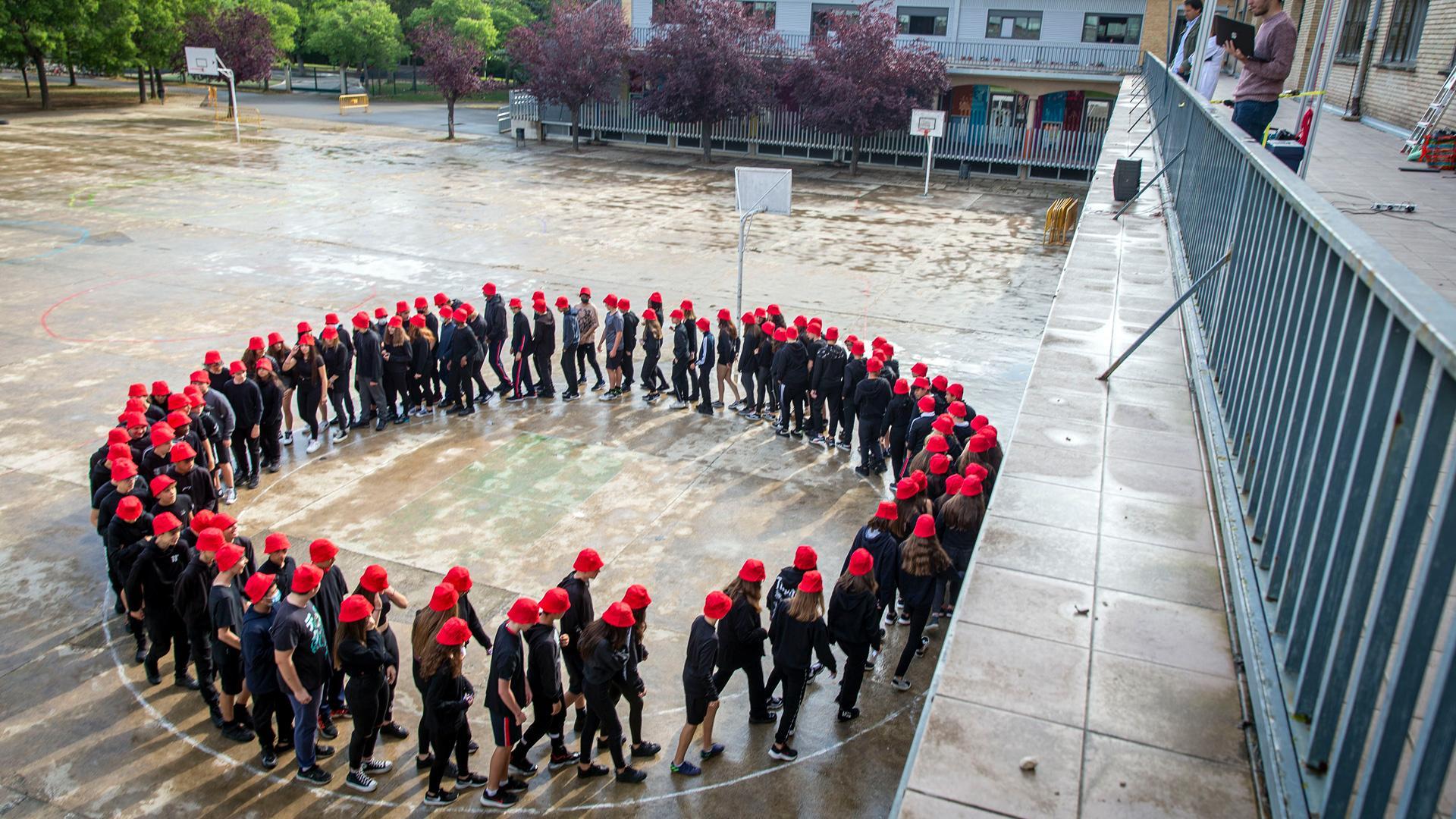 Alumnos del colegio Jesuitinas de Pamplona, realizando un experimento en una imagen de archivo
