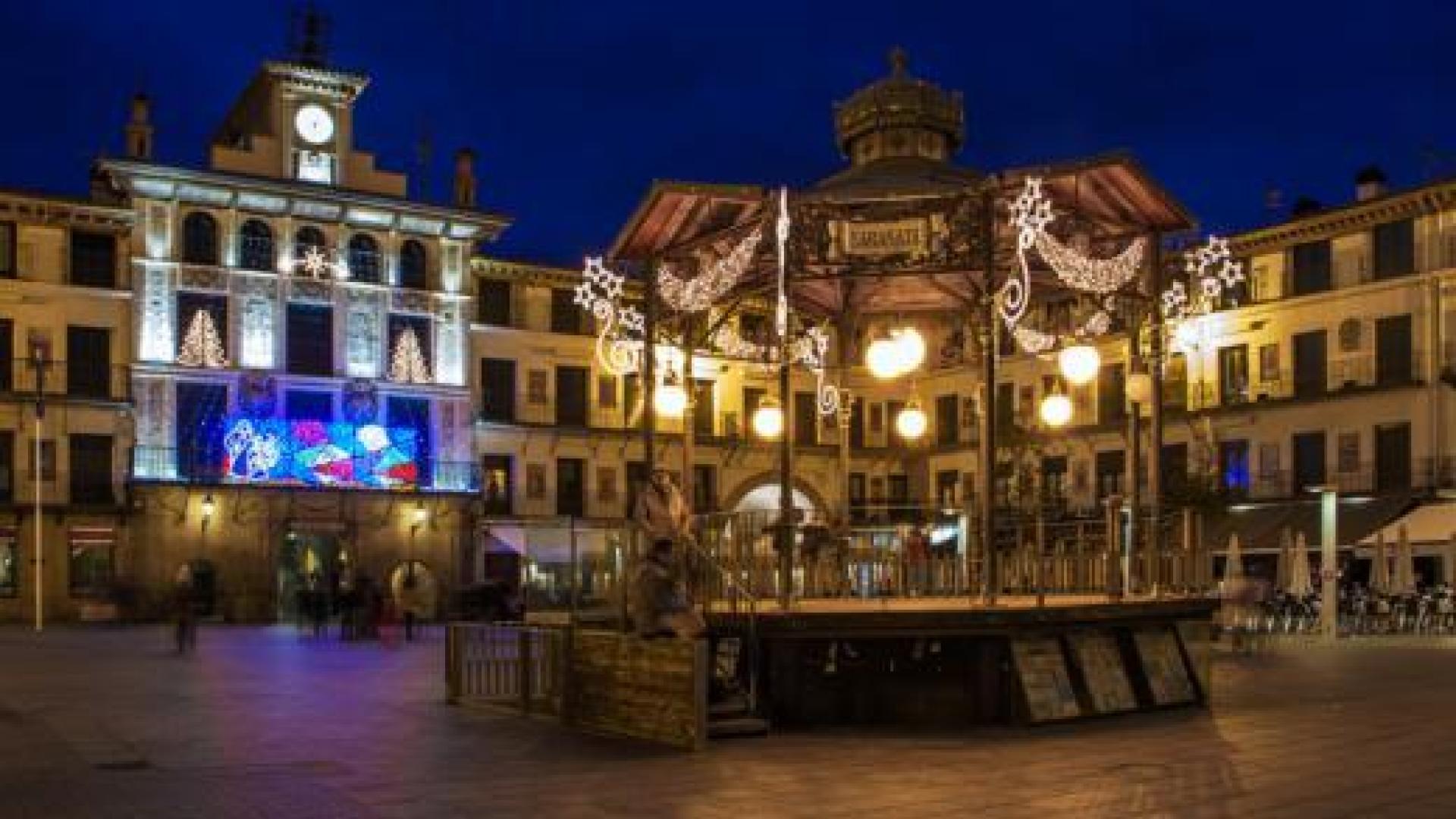 La Plaza Nueva, iluminada con la decoración navideña