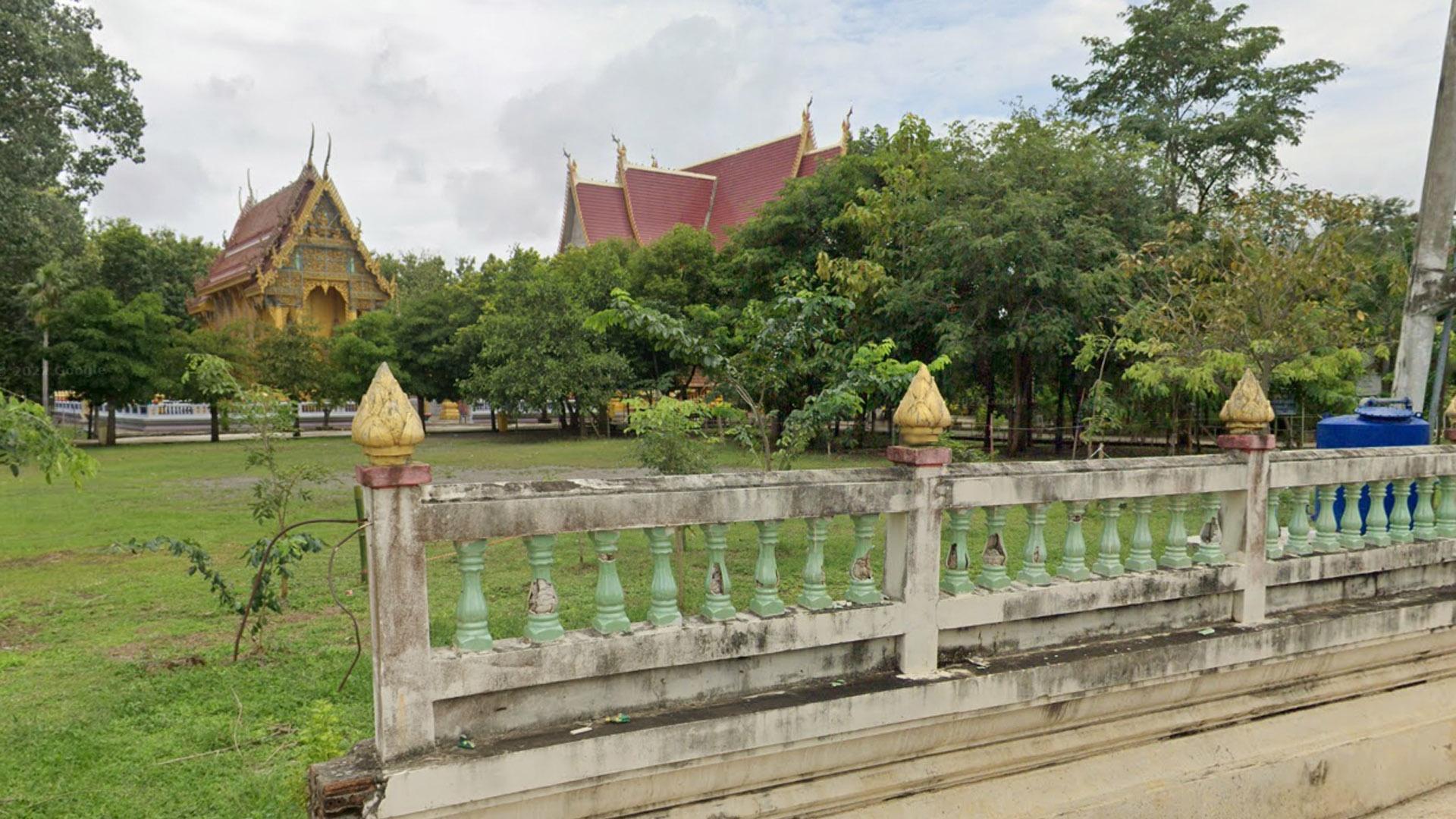 Exterior del templo Sap Kaset Nok, en el municipio de Bueng Sam Phan