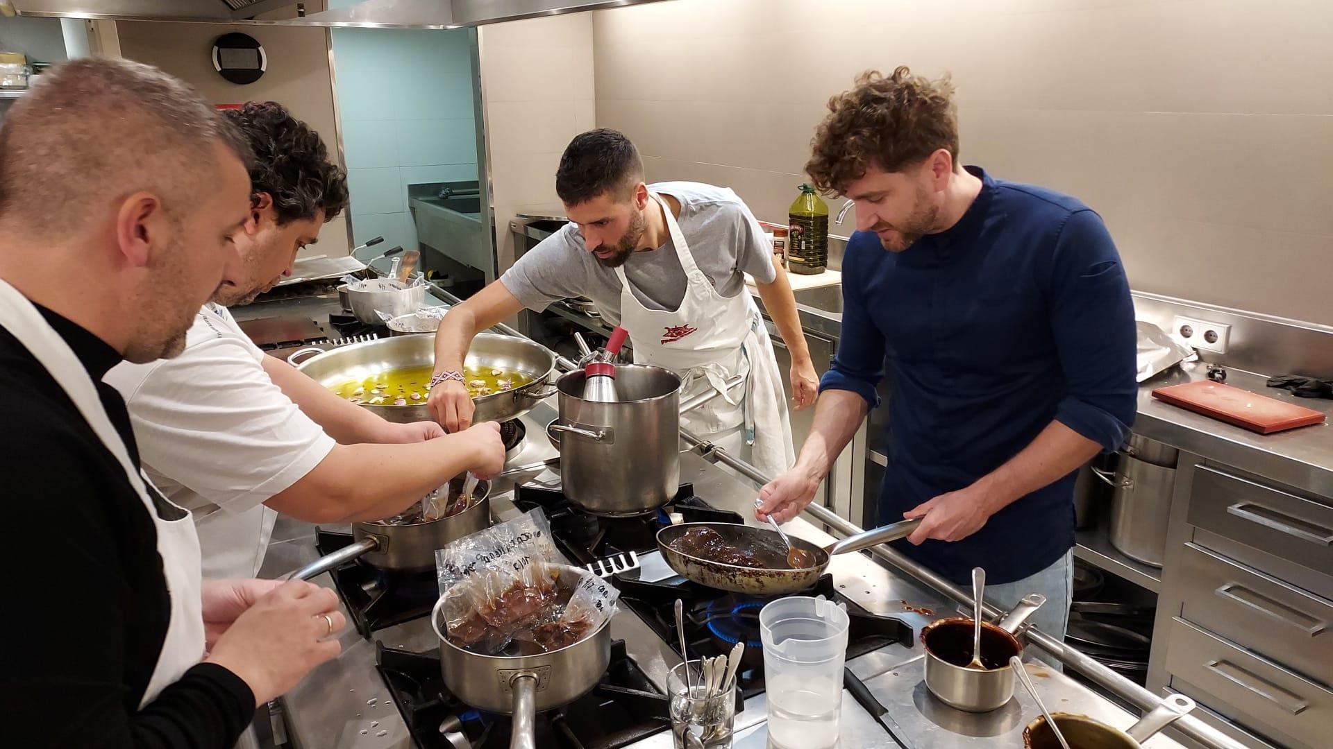 El chef Leandro Gil preparó cada uno de los platos con idénticos ingredientes, cantidades y tiempos.