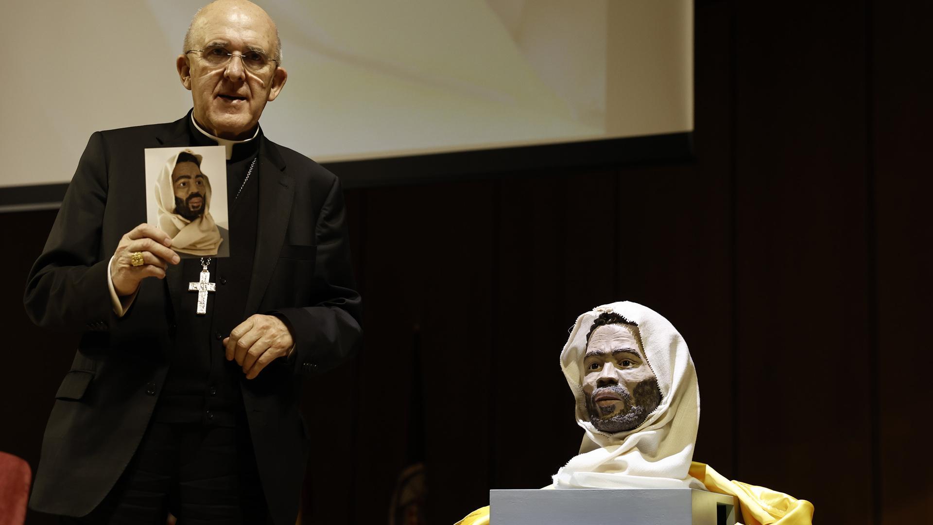El arzobispo de Madrid, y vicepresidente de la CEE, Carlos Osoro (i), posa junto a la reconstrucción facial del patrón de Madrid, San Isidro, este lunes, durante la presentación de las conclusiones del estudio forense del cuerpo de San Isidro Labrador