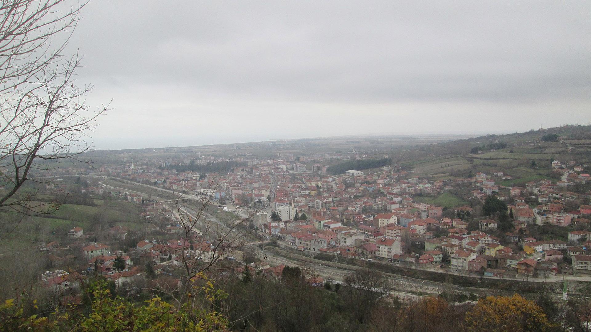 Alaçam, desde el montículo Sivritepe