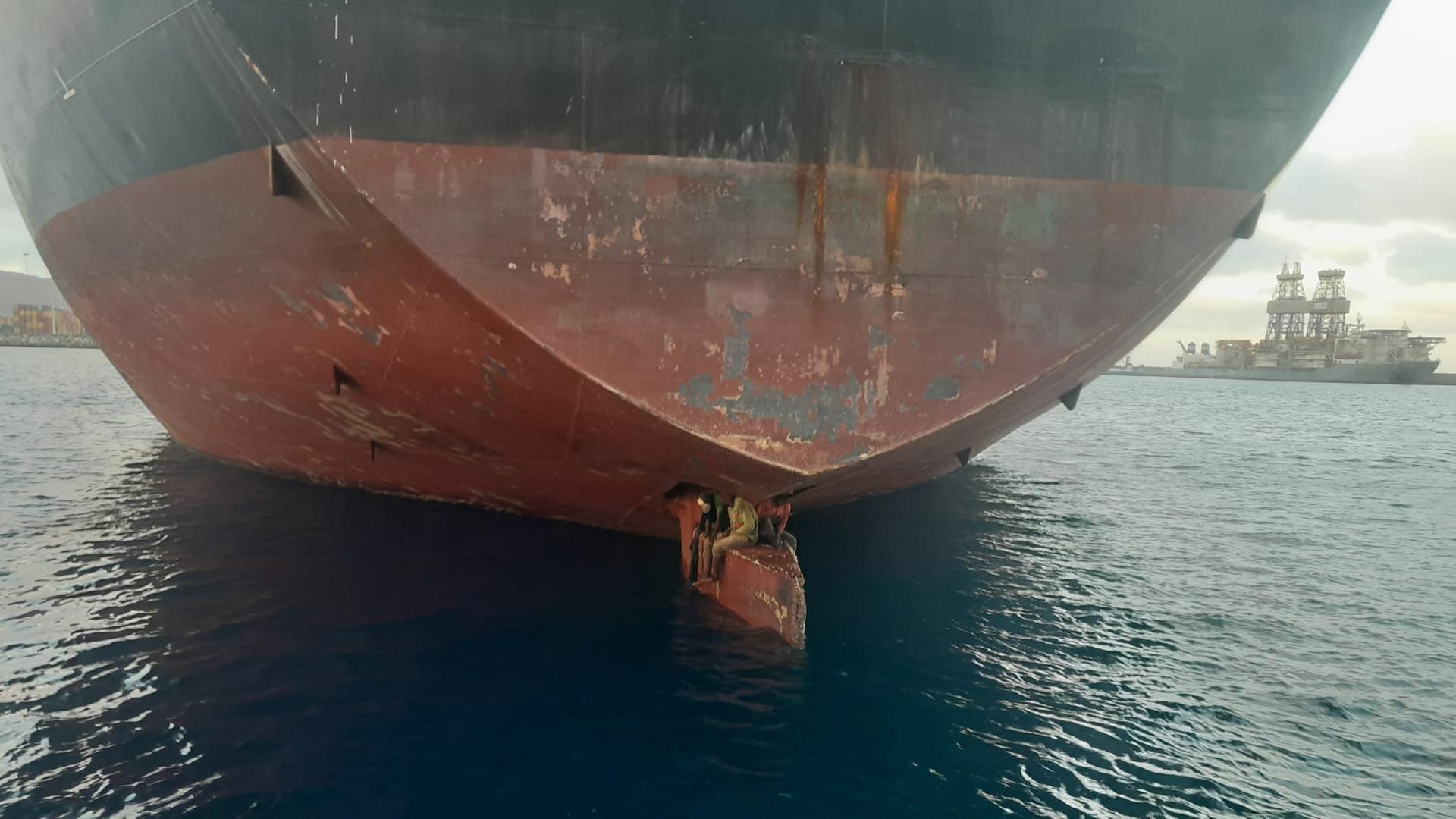 Fueron rescatados tras ser avistados en ese lugar tan peligroso del buque