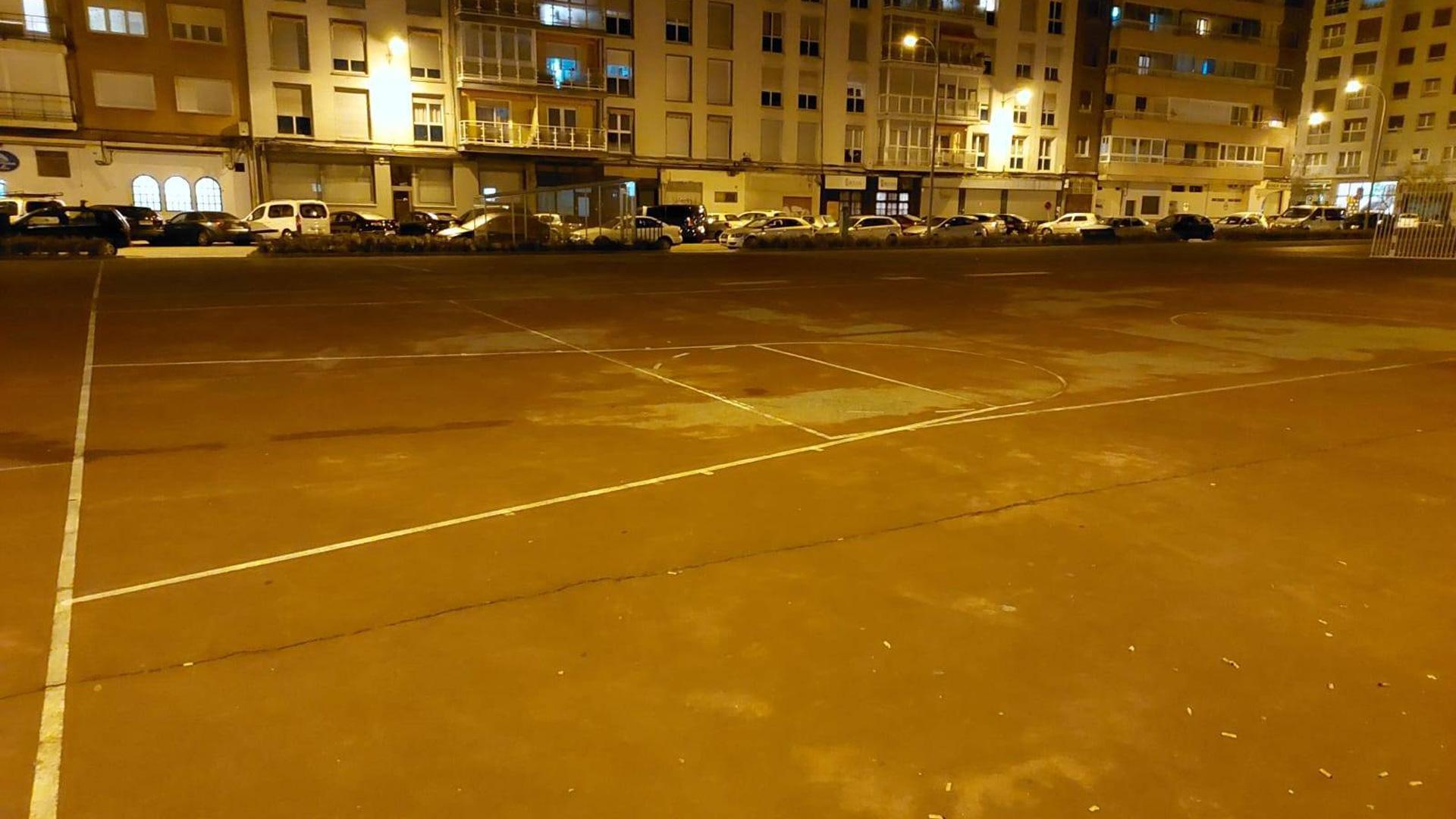 Pista deportiva para la que piden la instalación de las dos canastas que faltan