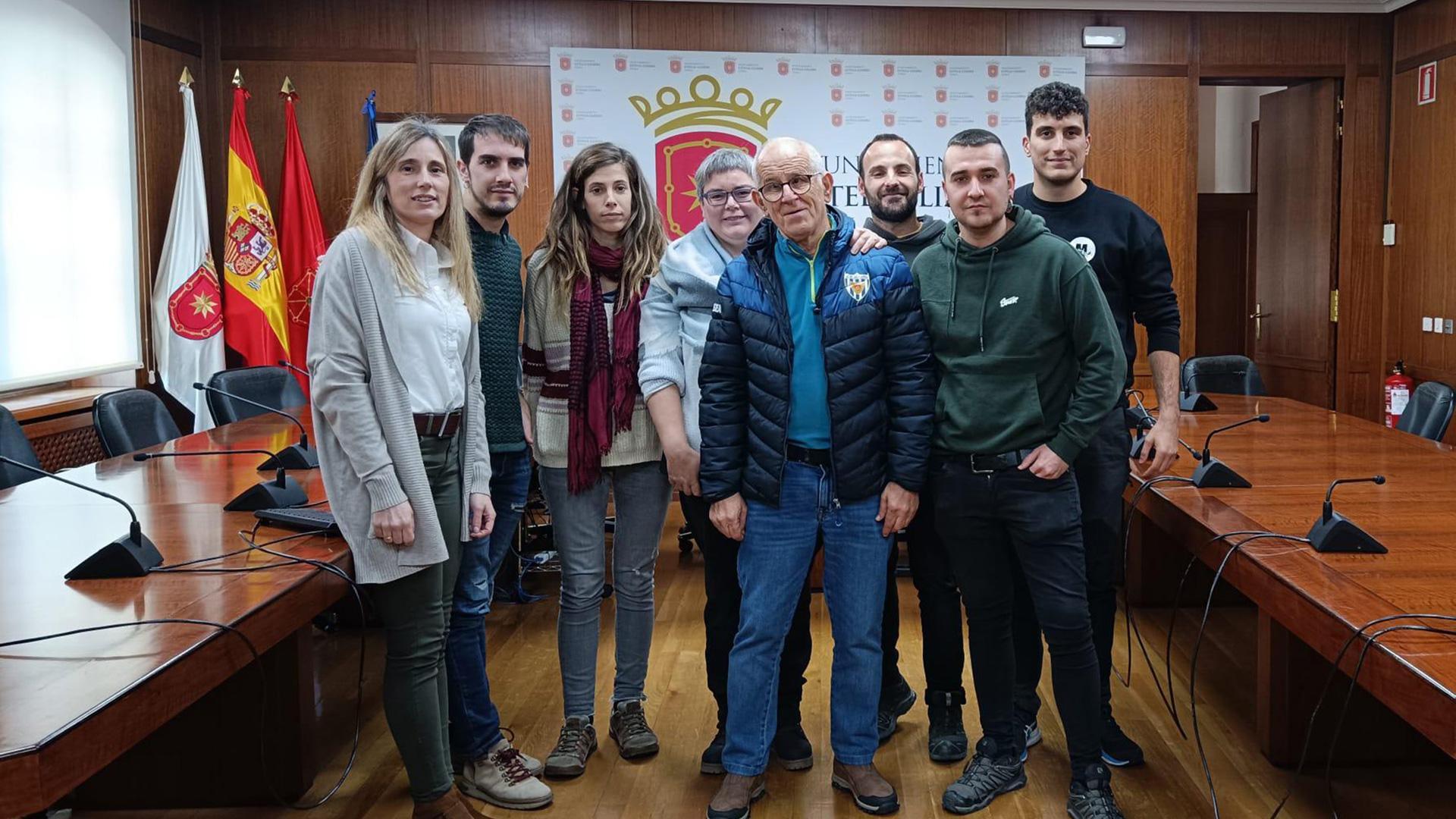Desde la izda., Berta Gimeno, de Gerna; Mikel Colomo, concejal de Deportes del Ayuntamiento de Estella; Leire Alcalá, de Anasaps; Puy Ferreiro y José Luis López, del centro Oncineda en representación de las familias; Xabi Erce, de Mugitu; Mikel Zalduendo, de Lizarraldea Erein; y Lluís Galián, de Mugitu, ayer en la presentación de la iniciativa solidaria