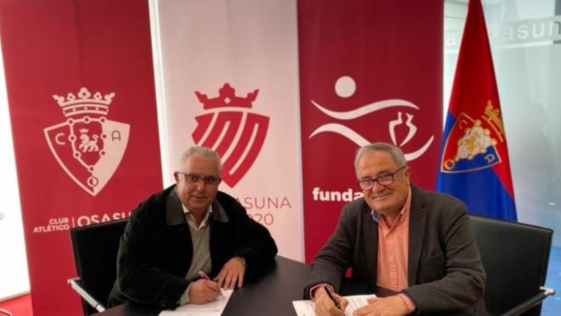 El presidente del Arnedo, Ildefonso Ruiz, firmando en 2020 el convenio con Osasuna junto a Luis Sabalza