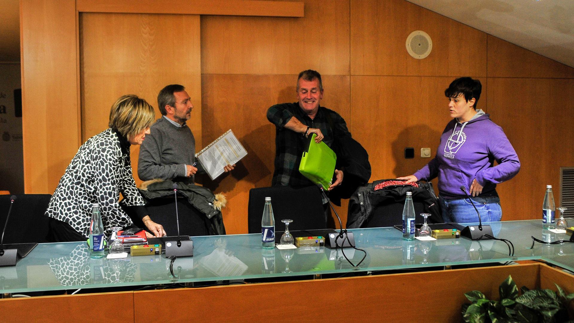 Soco Ojer, Jesús Arrizubieta, Ignacio Moros y Goizeder Juango minutos antes del pleno