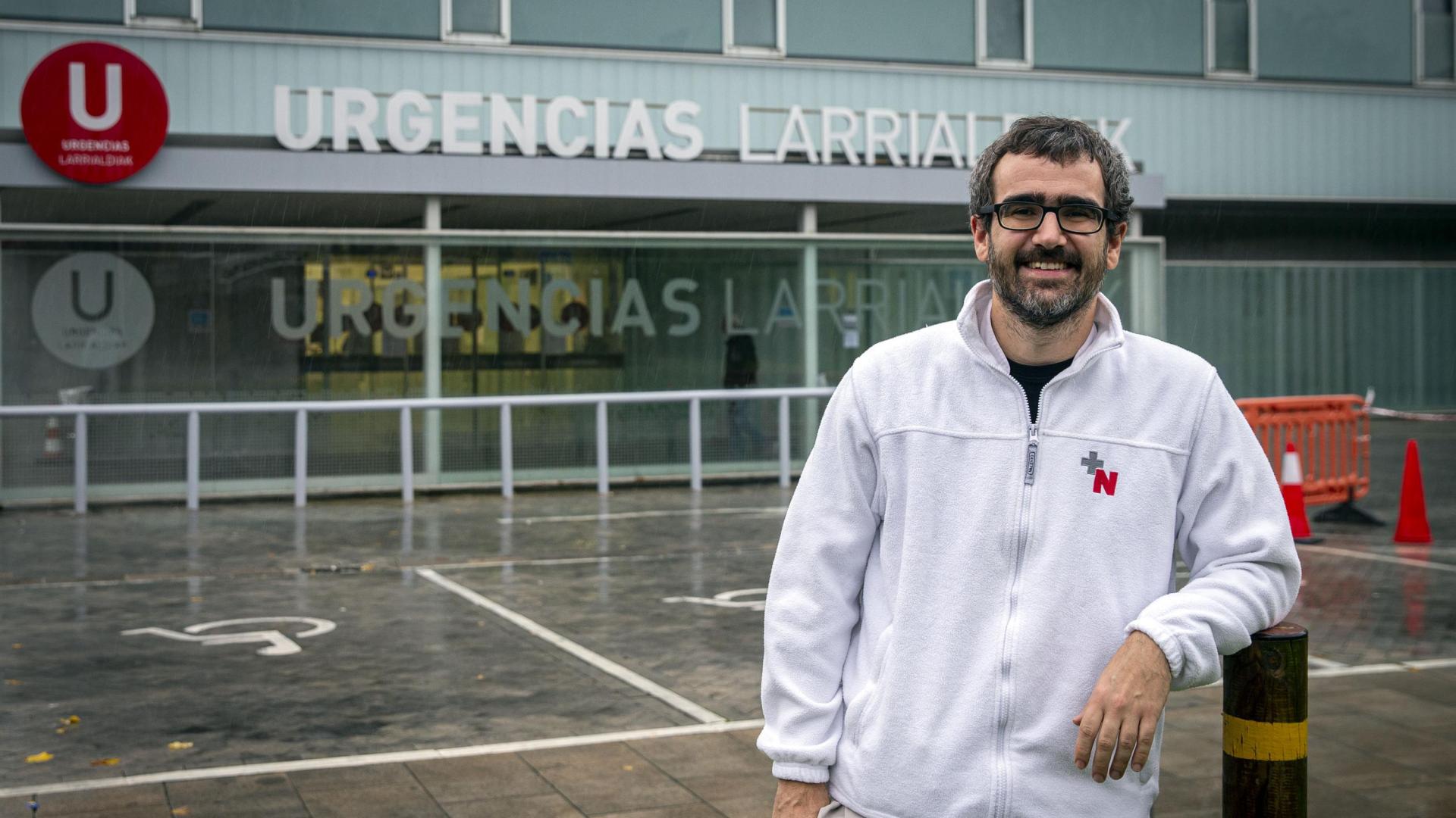 Gonzalo Sanz de Galdeano, frente al acceso a las Urgencias del Hospital Universitario de Navarra.
