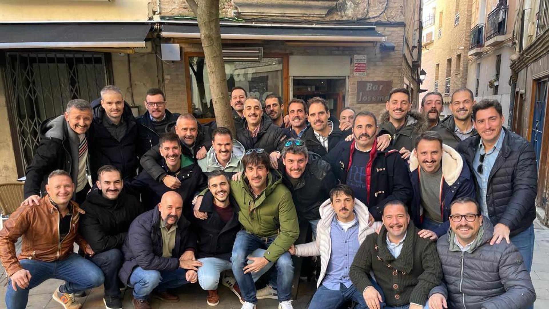 Imagen de varios integrantes del grupo Movember Tudela, con sus respectivos bigotes.