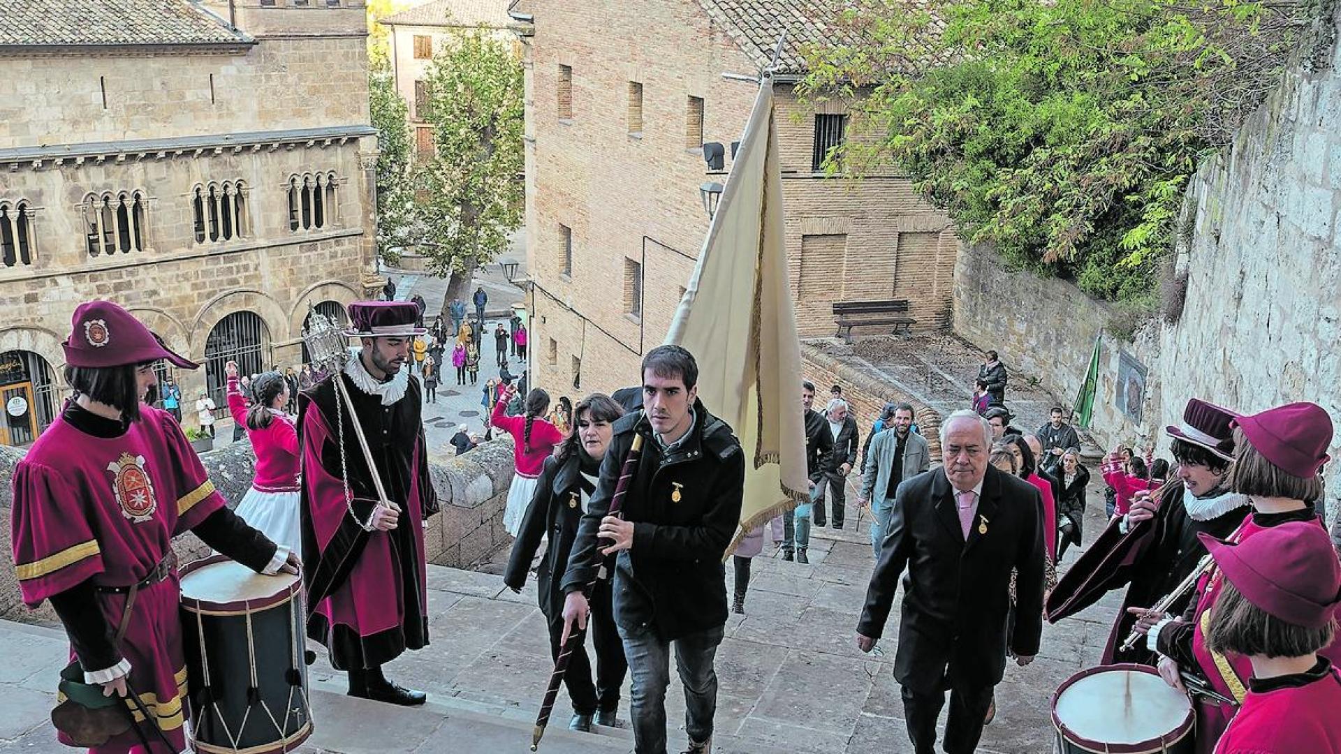 La corporación llegando a la iglesia de San Pedro de la Rúa