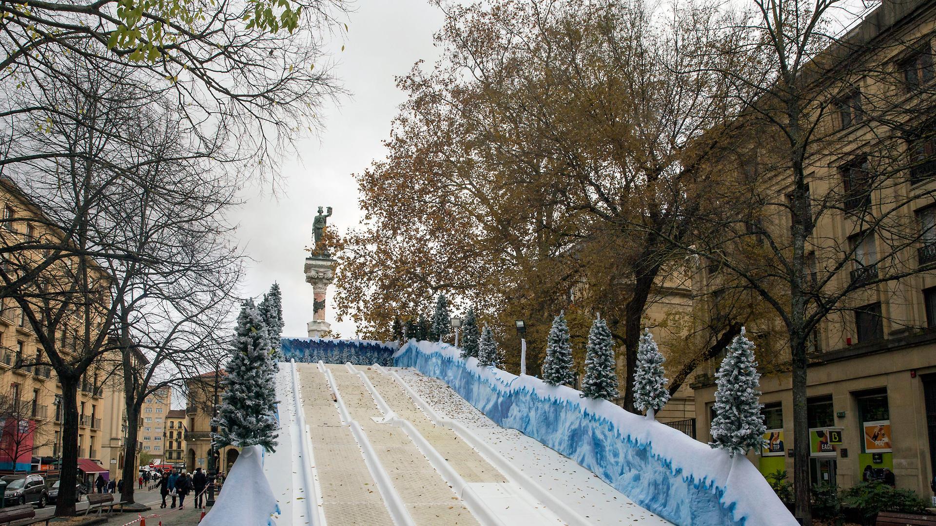 Tobogán gigante del paseo de Sarasate