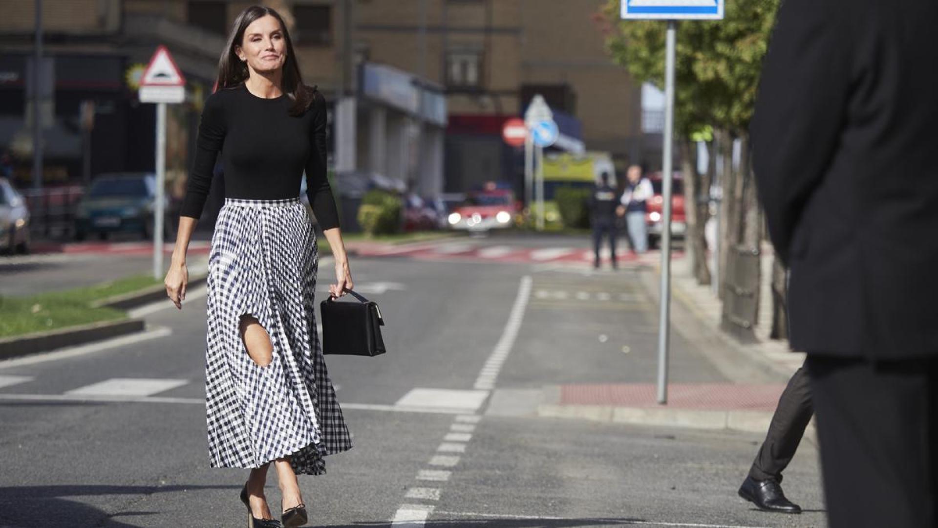 La reina Letizia, con una falda con agujero en la rodilla