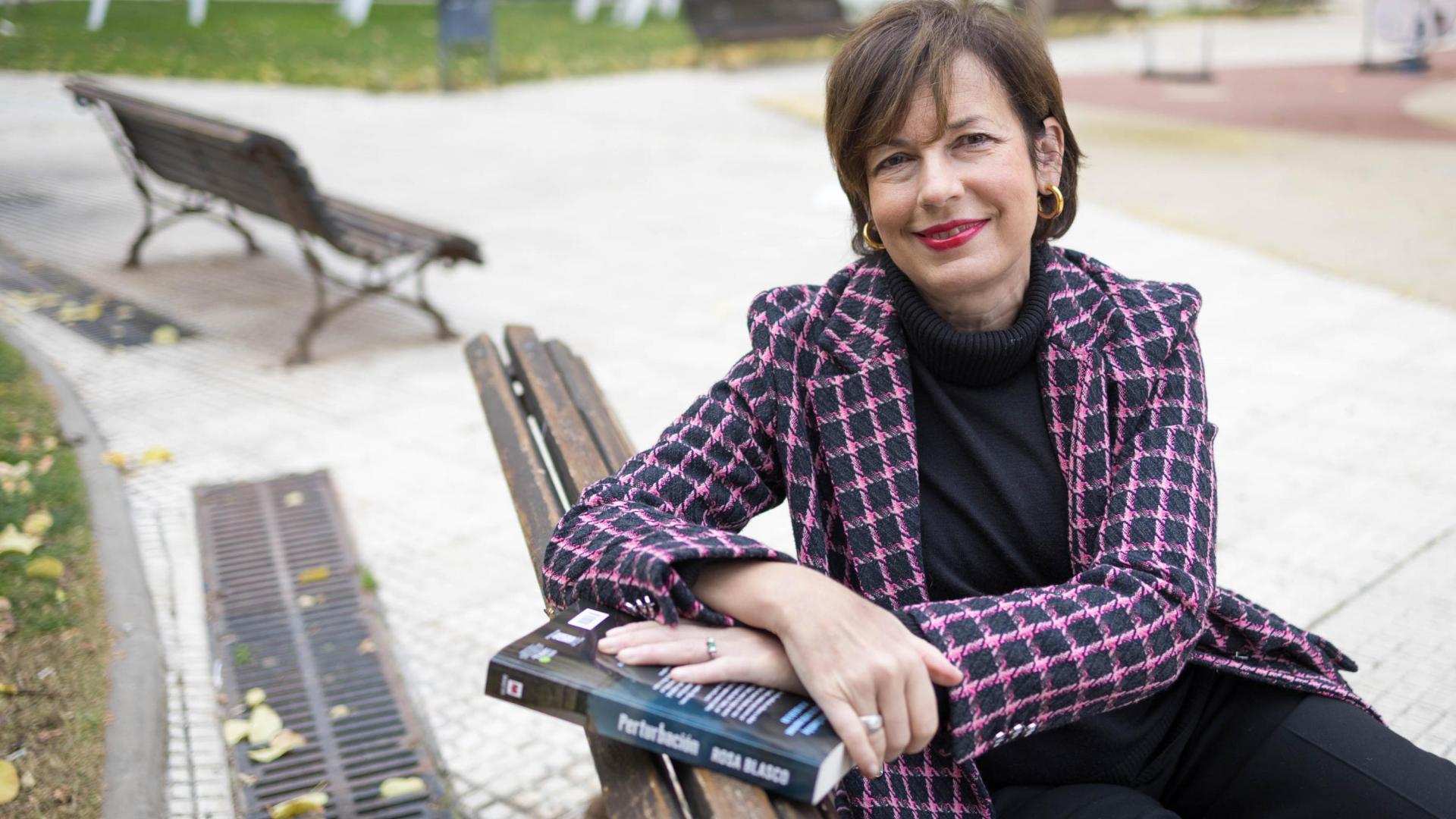 La escritora Rosa Blasco Gil, con un ejemplar de su nueva novela titulada ‘Perturbación’