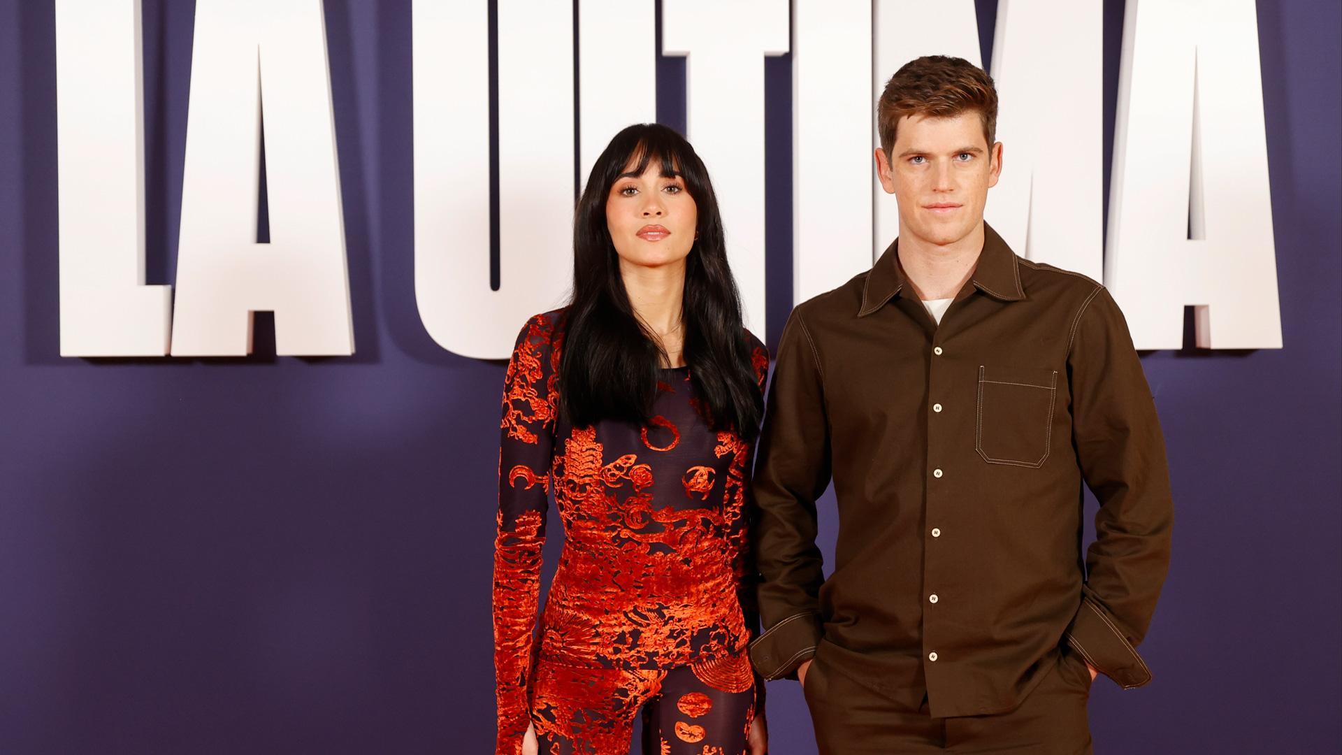 La actriz y cantante Aitana y el actor Miguel Bernardeau posan durante el pase gráfico de la serie "La última", la primera producción original de Disney+ en España