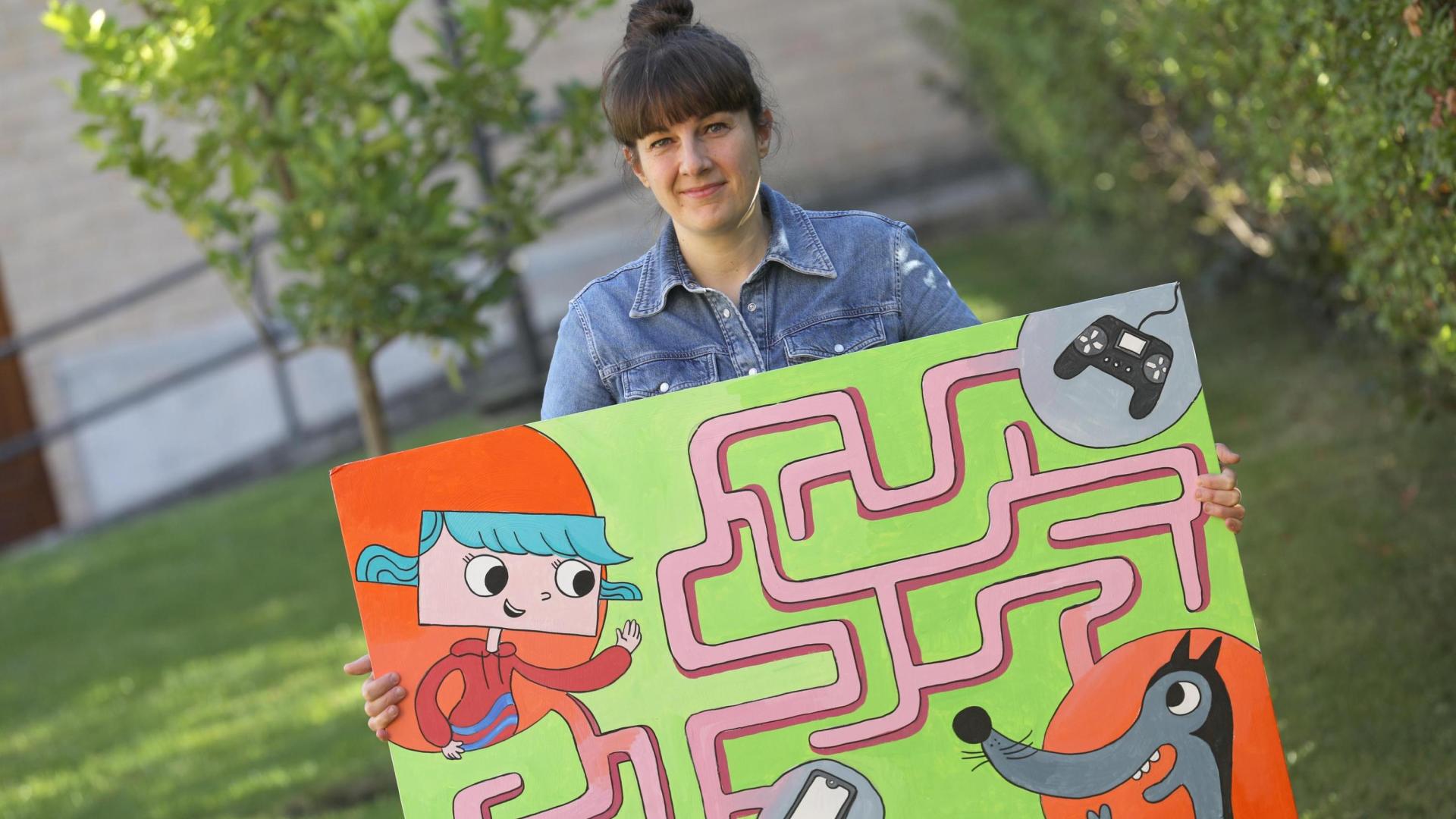 Raquel Samitier posa en Barañáin con un cartel de 'Gretaren Lagun Onena', libro del cual es autora e ilustradora