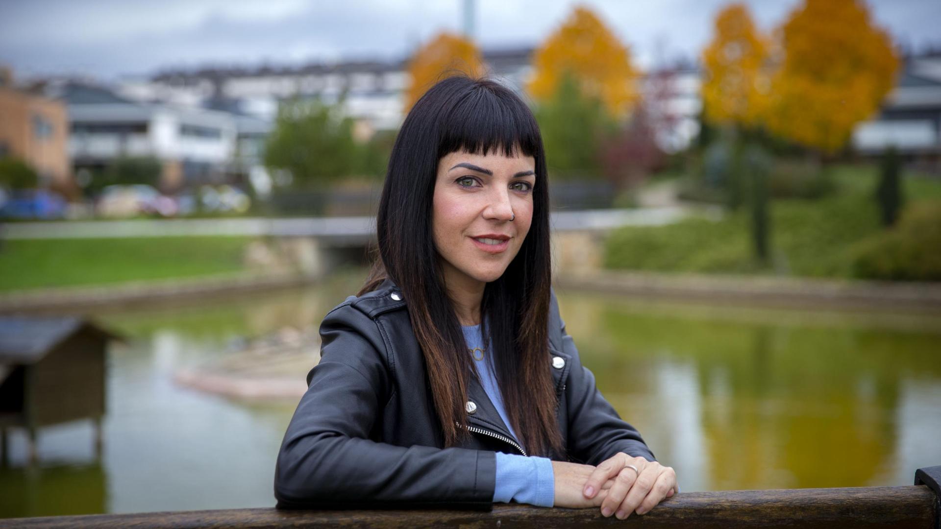 La actriz Iratxe García Uriz, paseando por el parque Enio Arreaza de Mutilva