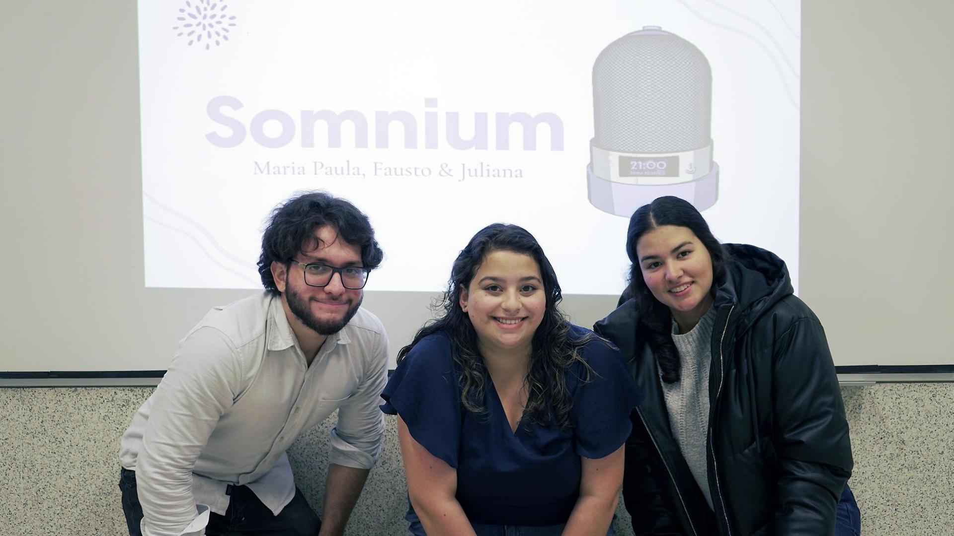 De izquierda a derecha, los estudiantes de la Universidad de Navarra Fausto Padilla, María Paula Flores y Juliana Mira Vélez